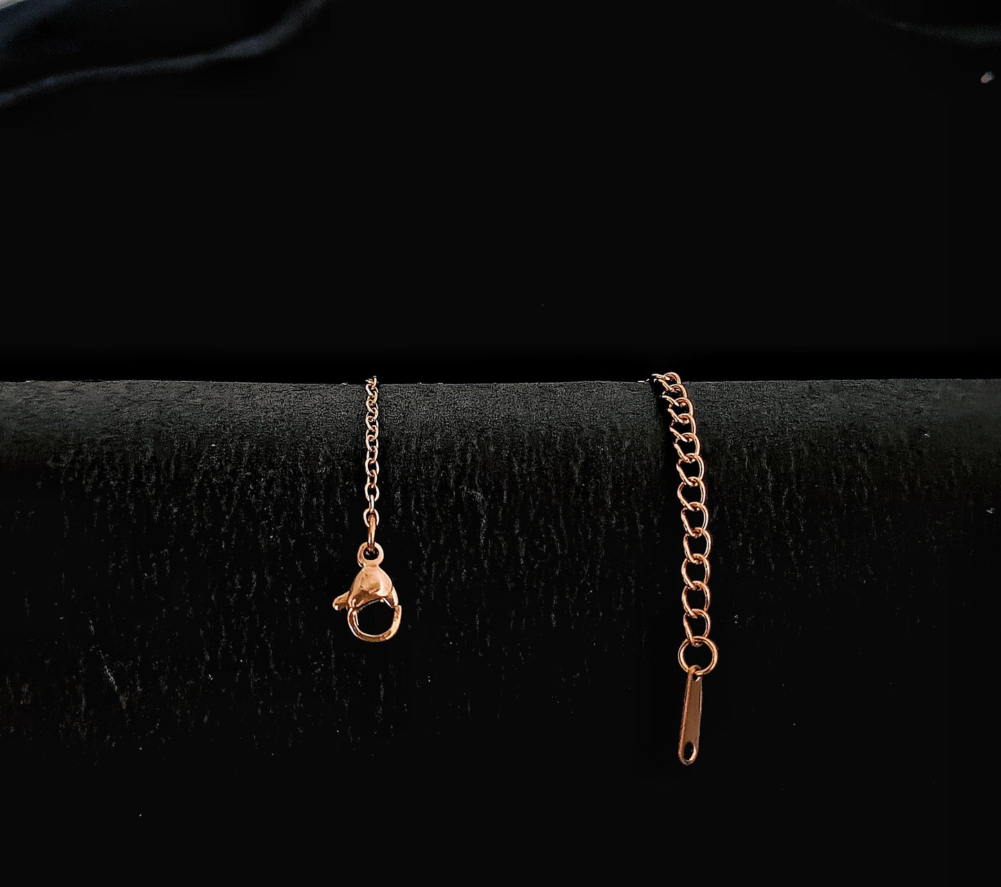 Rose Gold Engraved Bar Bracelet with Heart Charm – Stainless Steel 316L